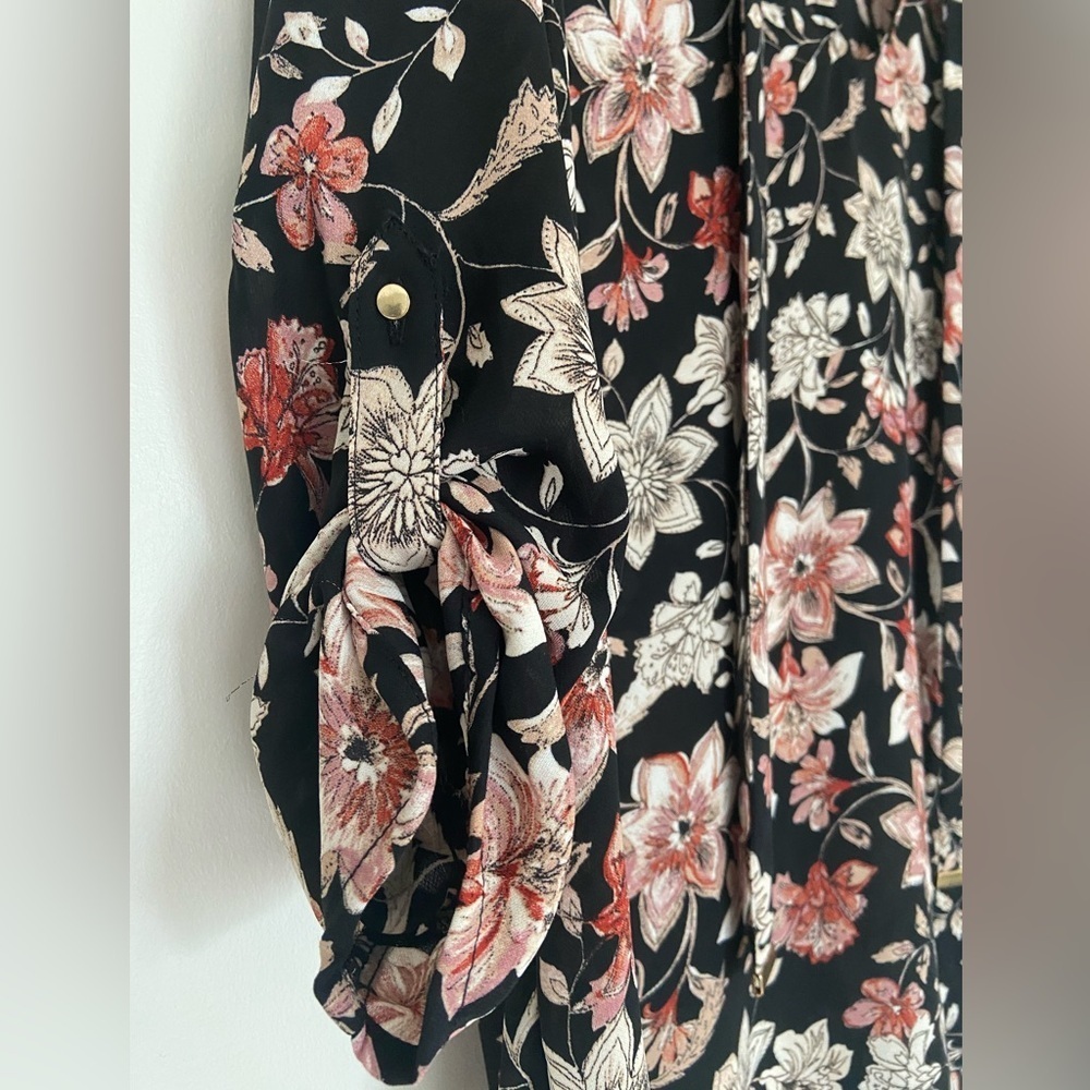 🤍🩵2 FOR $15🩵🤍 Dynamite floral blouse with tie neck - Picture 7 of 9